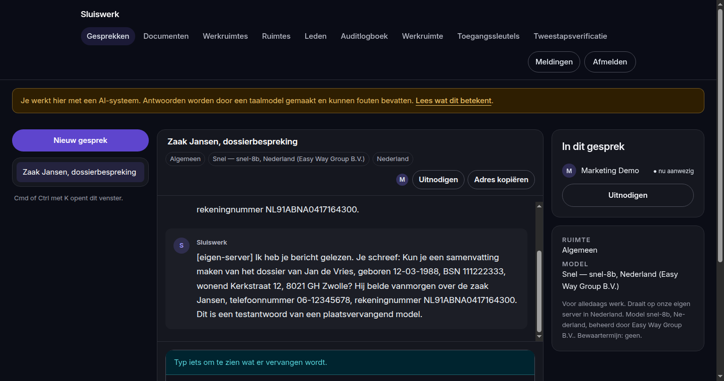 Chatvenster met rechts wie er nu in het gesprek aanwezig is en een knop om een collega uit te nodigen